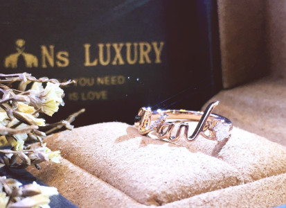 專屬定製英文字鑽石戒指給自己的25歲生日禮物——五角星型切割主鑽，書寫體V字象形2字，整個戒指共5粒鑽石，for “25”。